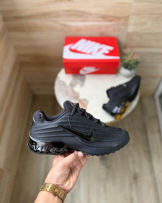NIKE SHOX BLACK 2025